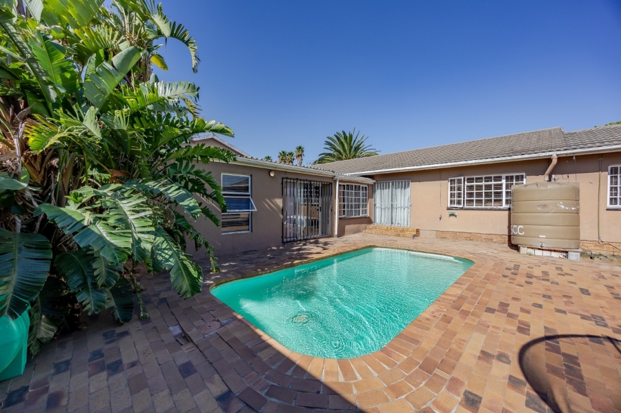 5 Bedroom Property for Sale in Bothasig Western Cape